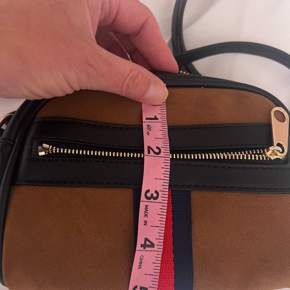 Suede Crossbody or shoulder bag with 2 small inside pockets and one zip front - Picture 5 of 7